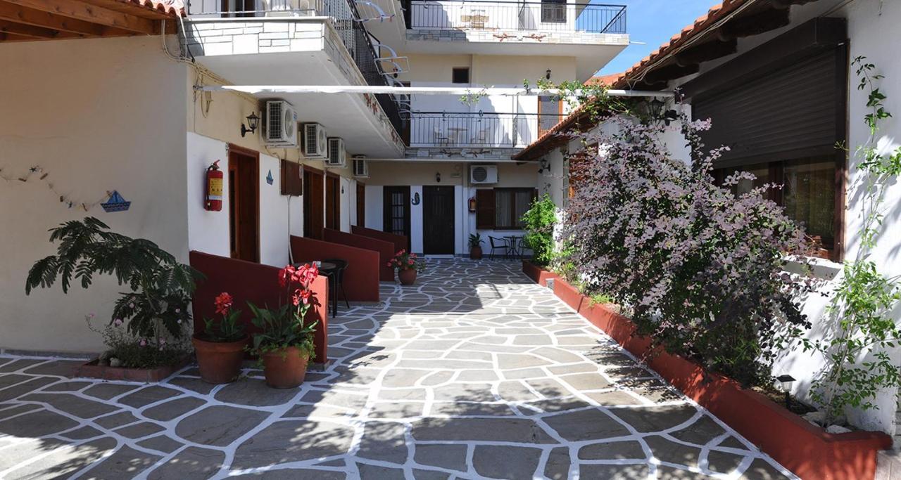 Natsios Apartments Hanioti Esterno foto