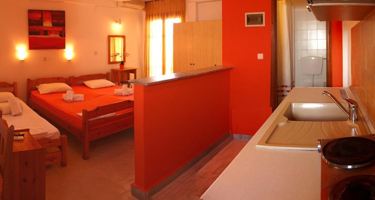 Natsios Apartments Hanioti Esterno foto